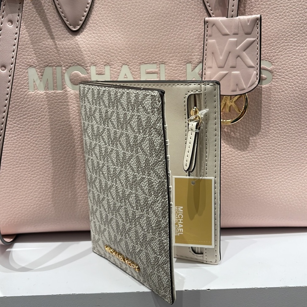 Michael Kors Jet Set Travel Passport Wallet
Light Cream Signature/Golden- NWT - Picture 13 of 16